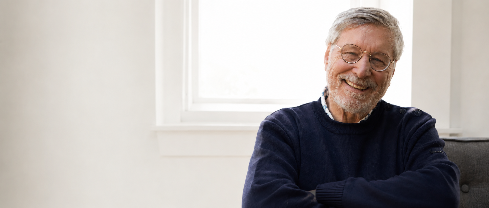 Dr. Bessel van der Kolk sonriendo, con los brazos cruzados